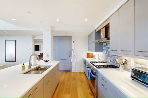 Updated and fully appointed kitchen