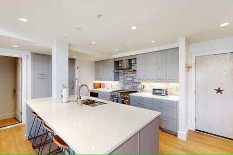 Updated and fully appointed kitchen