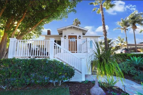 This Place is a Treasure!! 
This California Cottage is truly a serene Hideaway, that is still 10 minutes from everywhere you want to go! 
With a private and spacious front yard and patio, this spot is truly a hidden gem!