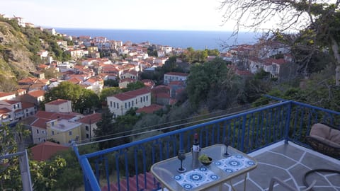 The nearest beach is 8 min easy walk and the cottage has parking above it.