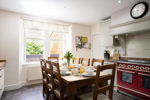Spey Cottage kitchen with dining table and oven