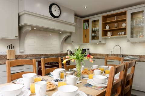 Spey Cottage kitchen dining table