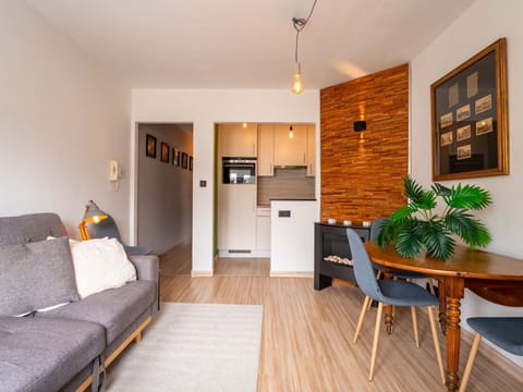 Sky, Building, House, Roof, Home, Cottage, Residential Area, Door, Human Settlement, Rural Area