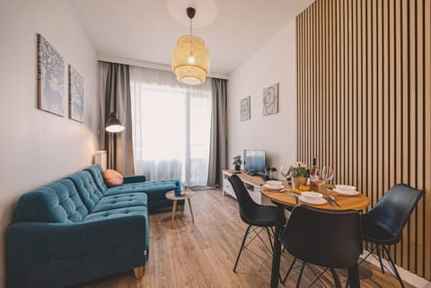 Spacious living room with dining area – perfect for family breakfasts after a walk along the Baltic Sea.