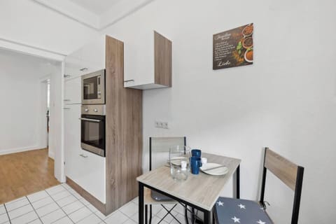 Gemütliche Essecke in der modernen Küche – ideal für ein entspanntes Frühstück oder Abendessen.