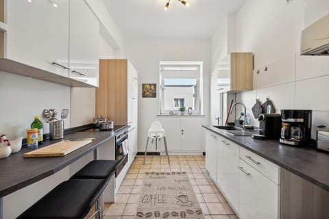 Die moderne Küche ist voll ausgestattet und bietet alles, was Sie für die Zubereitung Ihrer Lieblingsgerichte benötigen in ihrer Ferienwohnung in Wilhelmshaven.