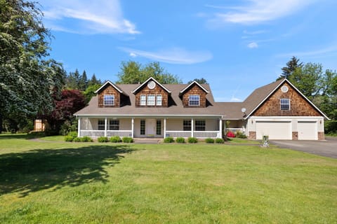 Big Fun Happy Home near food, river activities, skydiving, 1,000 miles of hiking