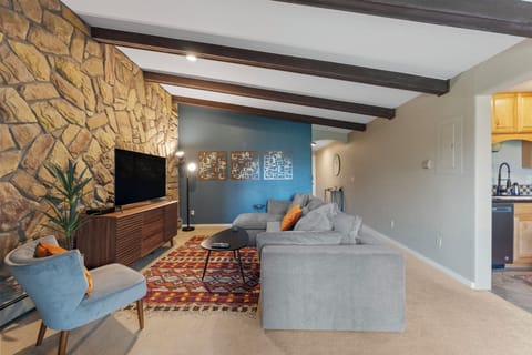 Lake Cliffe #307, Building A.