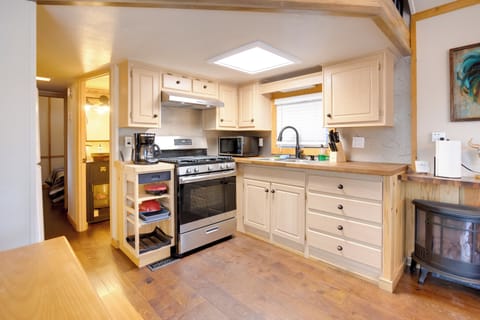 Kitchen | Dining Table | Free WiFi | Central Heat