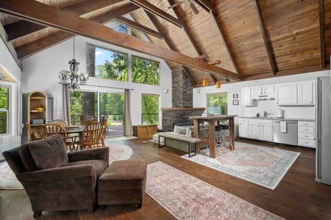 Welcome to Whispers on the Sandy! Please enjoy this one of a kind rental on the banks of the Sandy River.