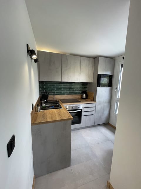 Fully equipped kitchen with dishwasher