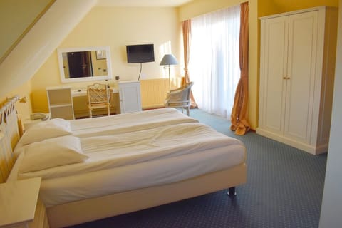 Unit with 2 Single beds. Exact unit will be assigned upon arrival. Views, colors, and decor may vary.