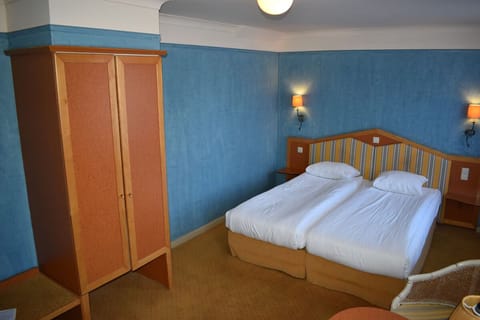 Unit with 2 Single beds. Exact unit will be assigned upon arrival. Views, colors, and decor may vary.