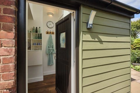 Garden Studio, Hartlebury - Host & Stay