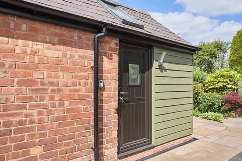 Garden Studio, Hartlebury - Host & Stay