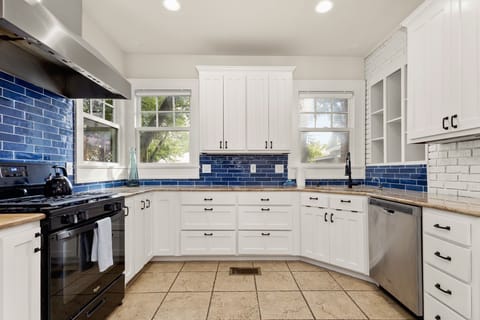 Clean and tidy space to cook with ease.