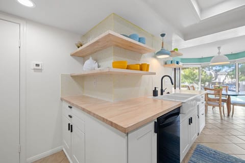 Cozy meets colorful in this beachy kitchen 💛🍽️