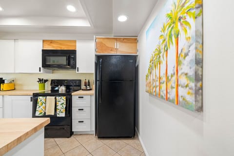 Cozy meets colorful in this beachy kitchen 💛🍽️