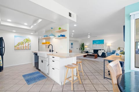 Cozy meets colorful in this beachy kitchen 💛🍽️