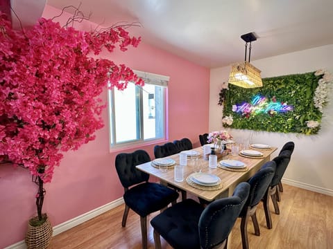 A royal dining room fit for 8.