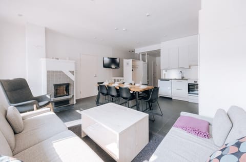 This two-story semi-detached house is bright and spacious. Upstairs you will find a living room with an open kitchen and access to the apartment's balcony.