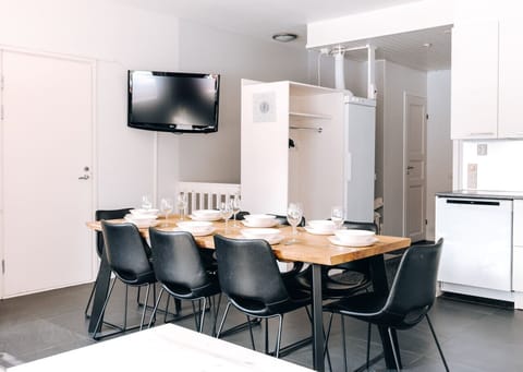 There is plenty of space for dinner at the dining table in the open kitchen.