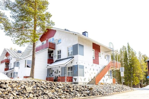 The apartment is located right in the center of Levi. You can walk to services and the ski slopes in no time.