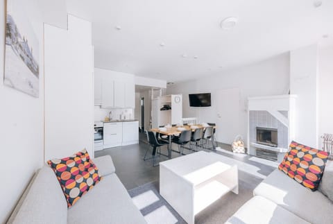 This two-story semi-detached house is bright and spacious. Upstairs you will find a living room with an open kitchen and access to the apartment's balcony.