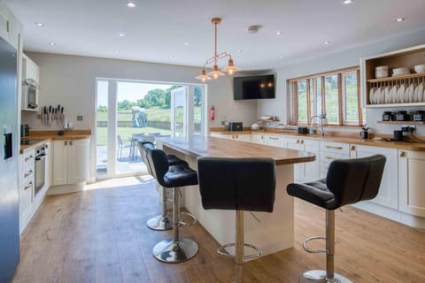 Hopkins Retreat Farm - 5 Bedroom House - Swansea (7470)