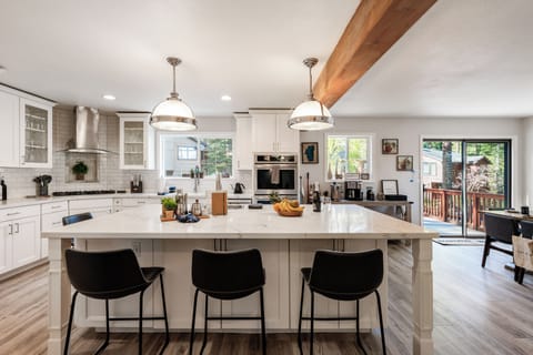 Enjoy casual dining and conversations.