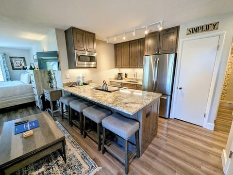 Kitchen with breakfast bar