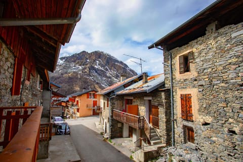 Kitchen terrace offering a breathtaking view of the hamlet and the beautiful Cochet mountain.