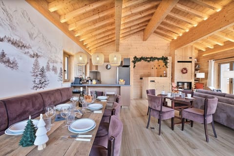 Refined dining room, large convivial table, contemporary mountain atmosphere.