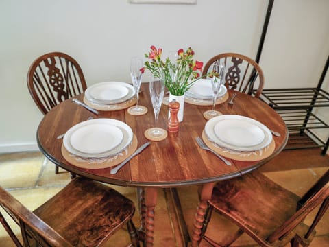 Dining table | Pam’s Cottage, Cheltenham