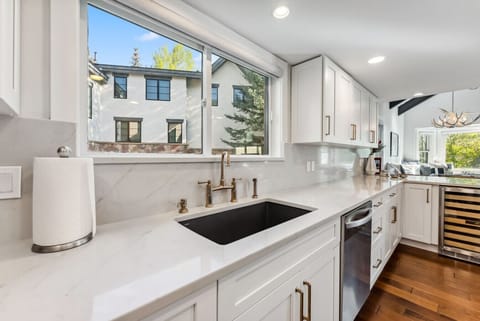 Beautifully updated, fully stocked chef's kitchen