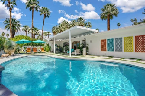 Sunny Palm Springs pool: chic, vibrant, inviting oasis