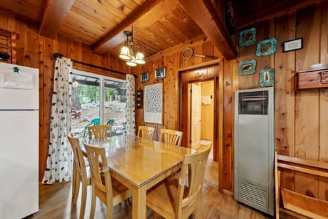 Dining Table can comfortably seat 6 guests