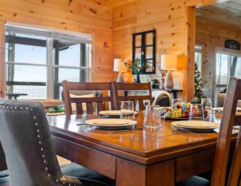 Cabin 1: Living room.