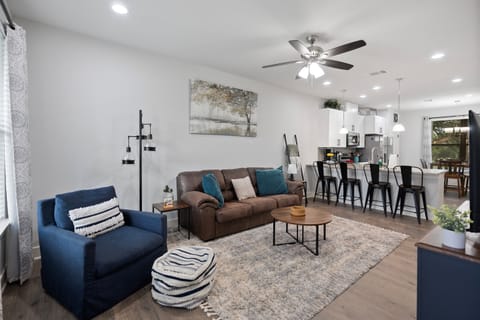 Imagine a warm and inviting living space, complete with a stylish pull-out sofa bed. This versatile feature is perfect for welcoming extra guests, ensuring everyone feels right at home. 