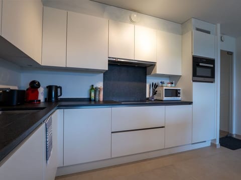 Kitchen Appliance, Kitchen, Countertop, Major Appliance, Cabinetry, Interior Design, Flooring, Home Appliance, Wood, Kitchen Stove