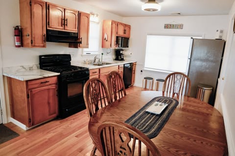 Dining area with seating for six (4 full chairs and two small stools)