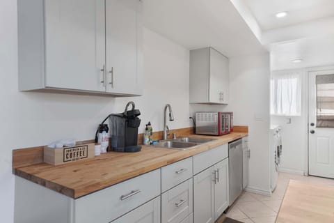 Keurig coffee machine with provided coffee pods, creamer & sugar