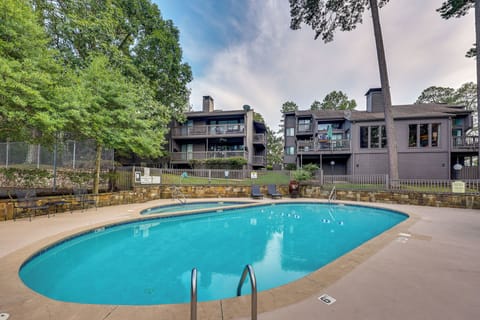 Lake Hamilton Vacation Rental | 2BR | 2BA | 1,296 Sq Ft | Small Step Required