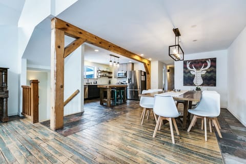 Large dinning table with room for 8!