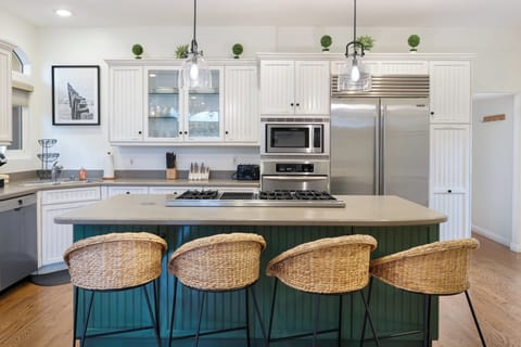 Enjoy casual dining and conversations at the kitchen counter.