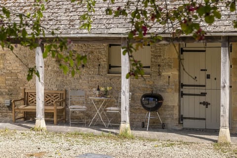 The Old Stables at Broadwell Manor Outside Space - StayCotswold