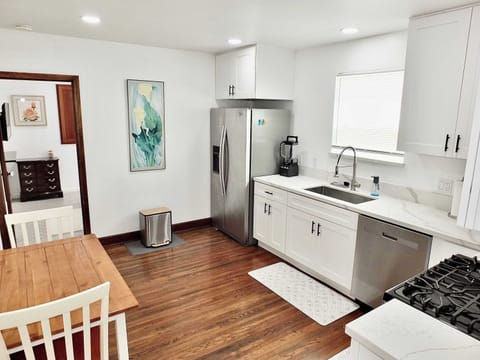 Fully equipped kitchen with additional dining table