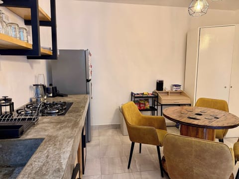 Cocina (Totalmente equipada, regrigerador con congelador, vajilla)