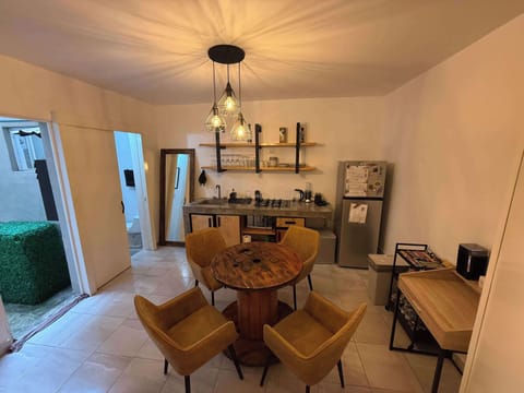 Foto panoramica (Comedor 4 plazas, cocina y acceso al patio trasero)