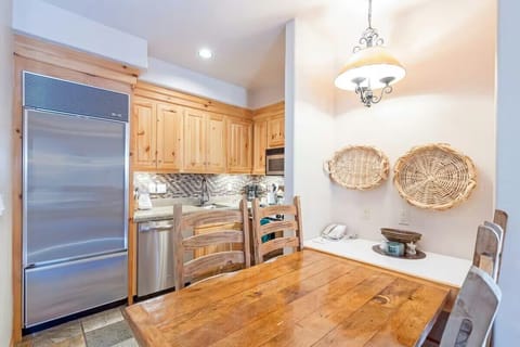 Dining area: Main floor, table seating for 4